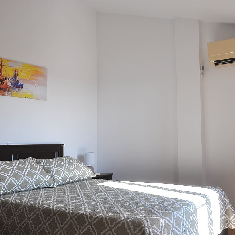Chambre avec grand lit double du 1er étage dans appartement en location 2 chambres 6 couchages à Deltebre, Delta de l'Ebre