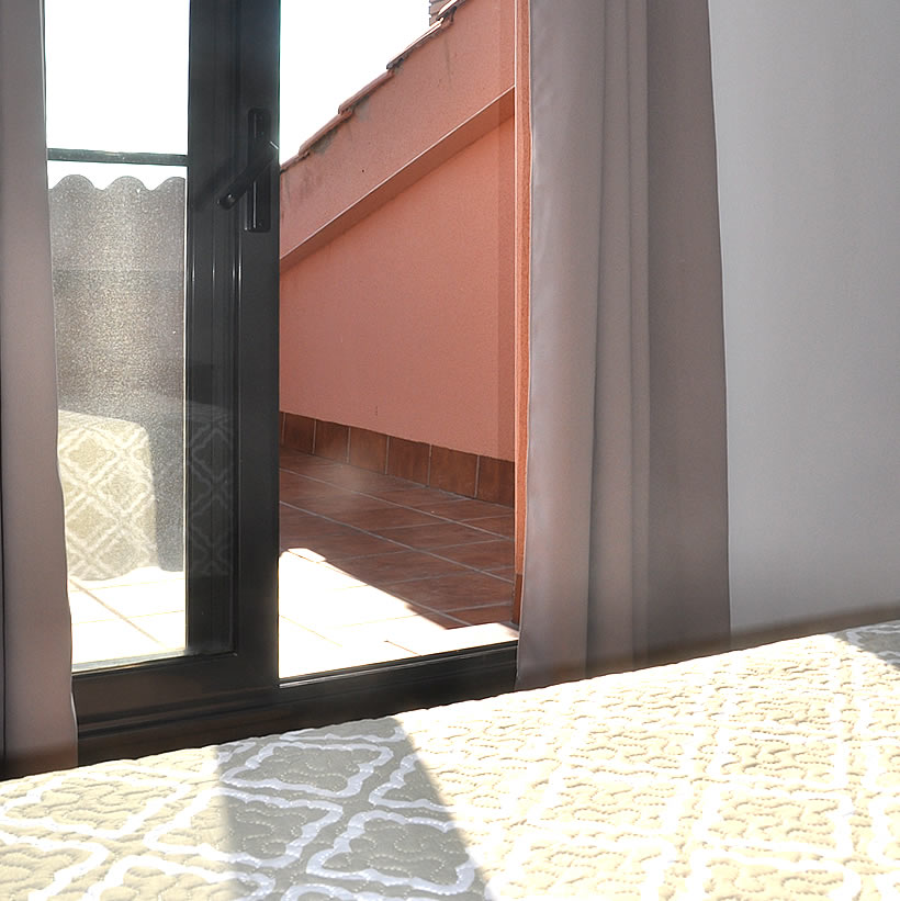 terrasse privative de la grande chambre double du 1er étage dans appartement duplex terrasse en location à Deltebre, Delta del Ebre