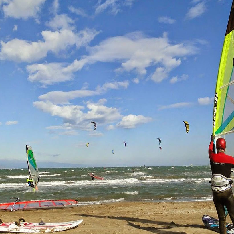 Kite surf dans le DElta de l'Ebre, avec de nombreuses autres activités sportives avec locations.groomservicedelta.com